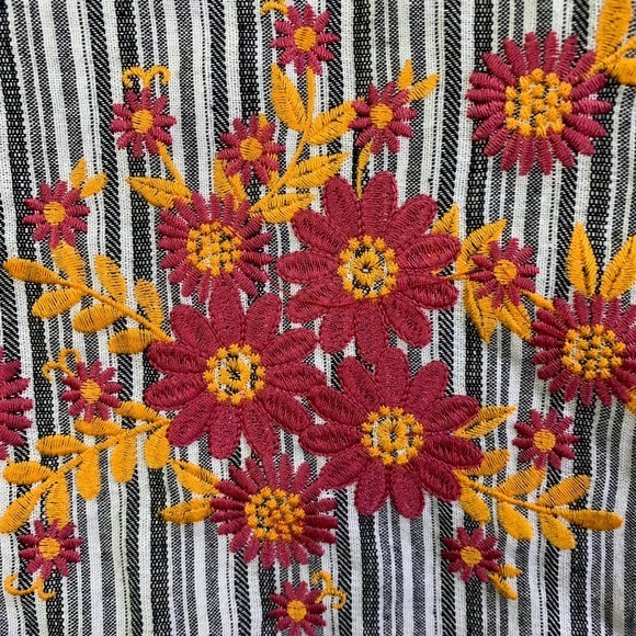 SAVANNA JANE Black & White Stripe Embroidered‎ Floral Tank Top - NWT - Picture 6 of 12